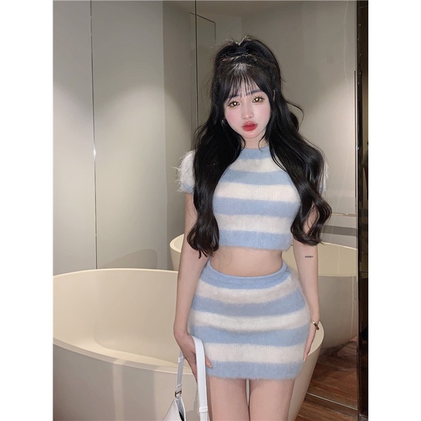 Set sọc xanh dệt kim lông gồm áo croptop ngắn tay + chân váy ôm thời thượng Strawberry