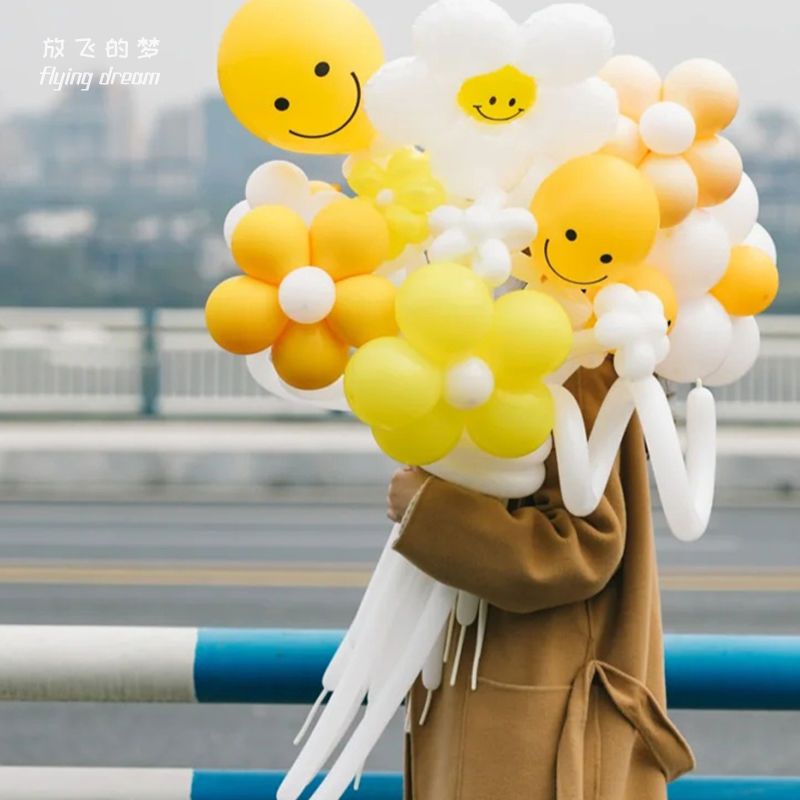 Bó Hoa Cúc Nhỏ Gắn Bong Bóng Trang Trí Tiệc Sinh Nhật / Ngoài Trời Cho Bé