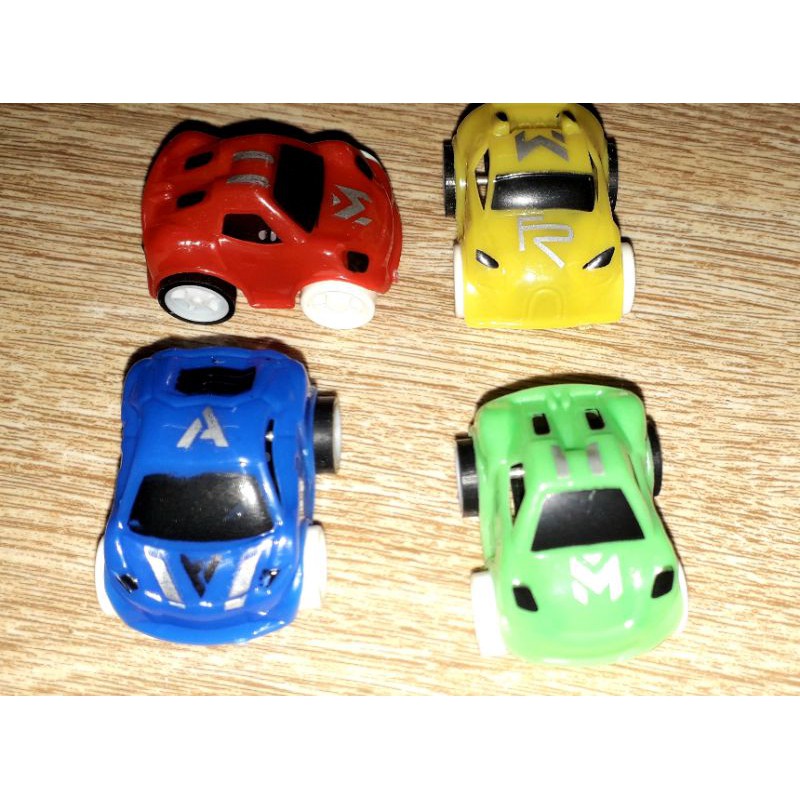 Một chiếc xe ô tô mini chạy chớn bằng nhựa rất ngầu