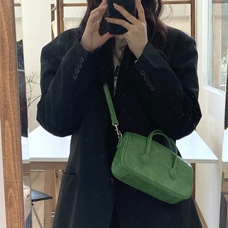 Túi đeo dưới cánh tay kiểu dáng thời trang mùa xuân dễ phối đồ dành cho nữ