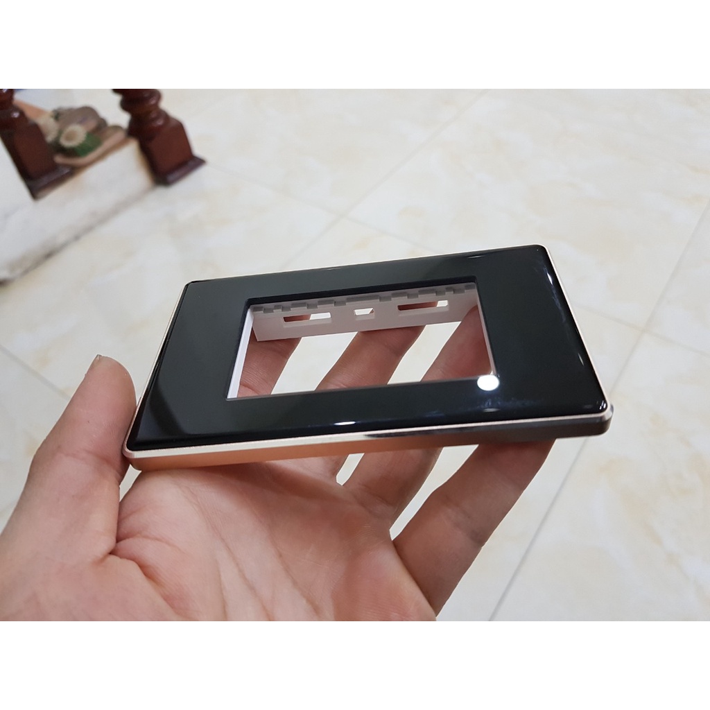 Ổ cắm âm tường mặt kính cường lực, viền vàng, đồng bộ công tắc thông minh dùng hạt Schneider/ Panasonic