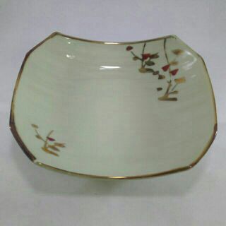 Dĩa sứ cong hình thuyền