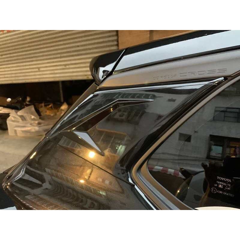 Ốp trang trí kính sau xe Toyota Cross 2020-2023 Độ cho Bản 1.8G Có 2 Mẫu Lựa Chọn