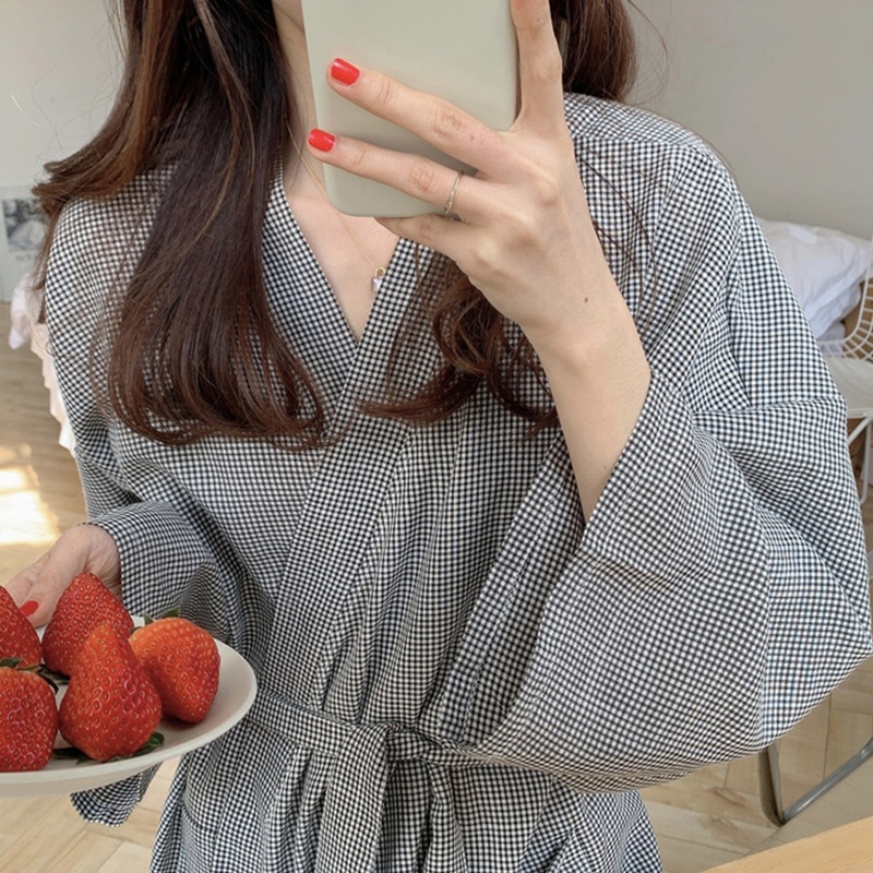 Áo Choàng Tắm Tay Dài Cổ Chữ V Có Túi Trước Họa Tiết Sọc Caro