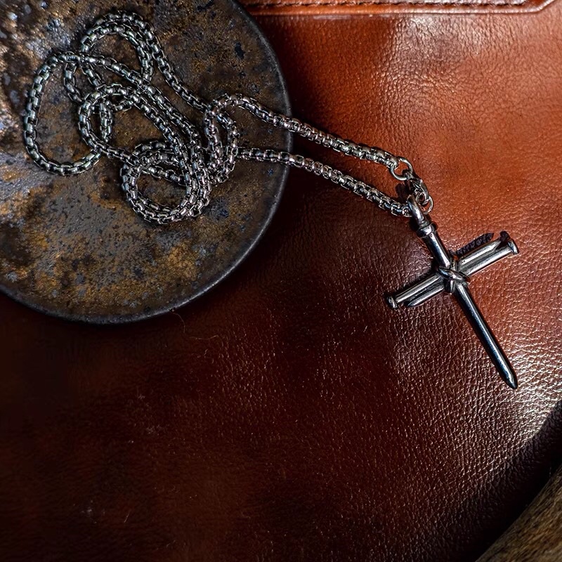 Dây chuyền mặt thập dạng đinh tán thép titan không gỉ