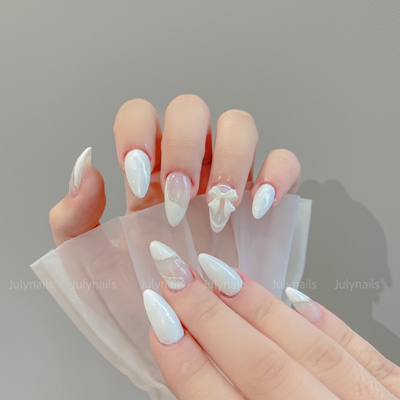 Móng Úp thiết kế màu trắng kẻ nổi dáng tròn nhọn dài đính nơ julynails.vn nb113