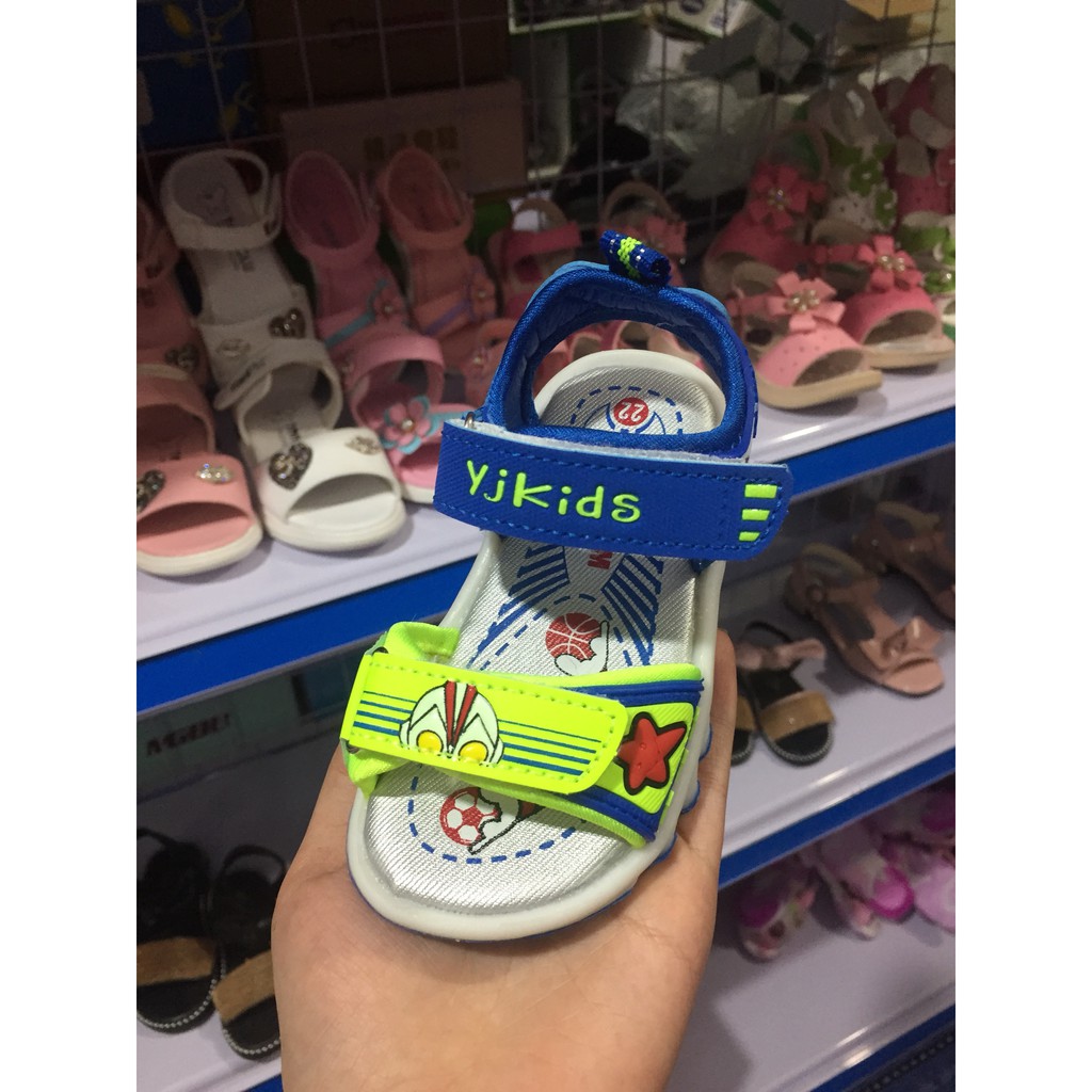 sandal bé trai size 21-26 đèn led