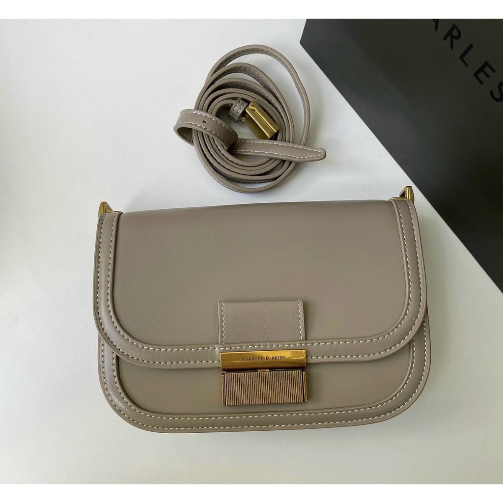 Túi CNK Textured Turn-Lock Clutch Túi Charles &amp; Keith đeo vai nữ thiết kế sang trọng nhiều ngăn Túi hiệu cao cấp