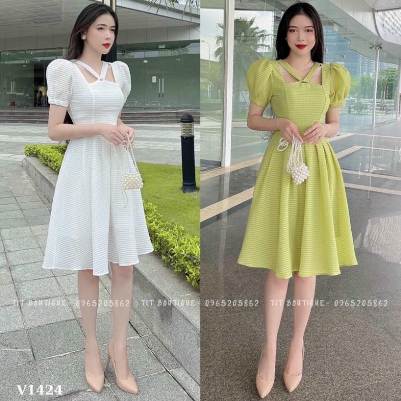 Đầm kẻ ô cổ vuông dây quai ngực tay phồng 2 màui
