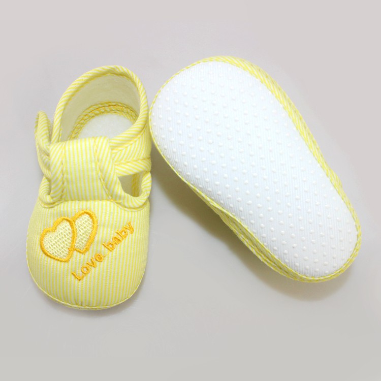 Giày đế mềm chống trượt họa tiết hoạt hình dễ thương cho bé