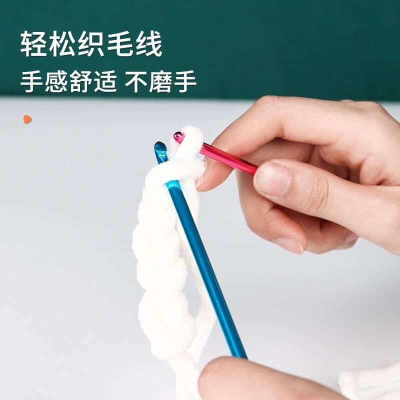 Cặp kim đan có đầu móc.