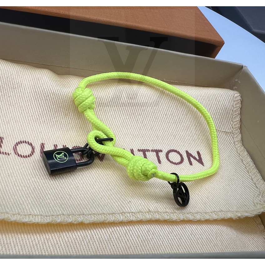 Vòng Tay Chất Liệu Titan Màu Đen Phối Khóa Louis Vuitton 2022