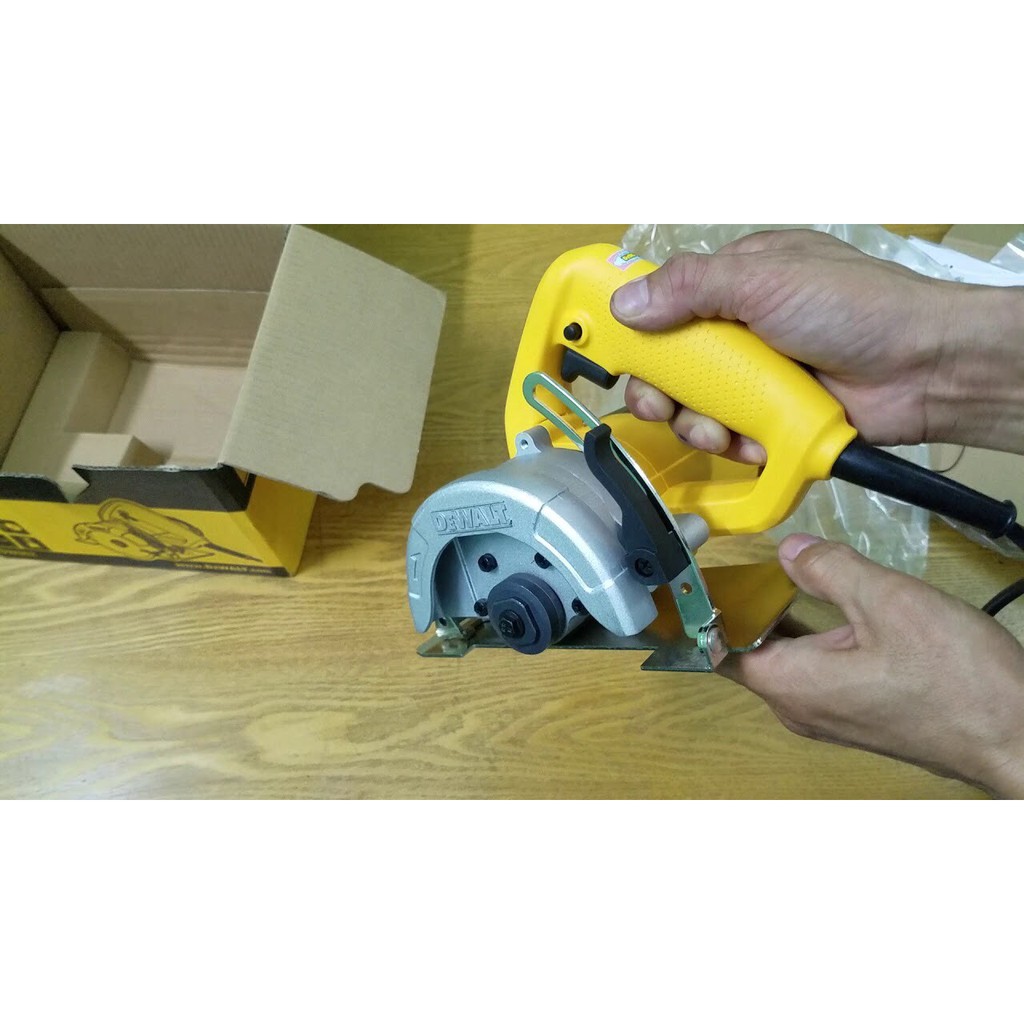 Máy cắt gạch đẩy tay dùng đĩa 110mm 1270W DEWALT DW862 - Hàng chính hãng