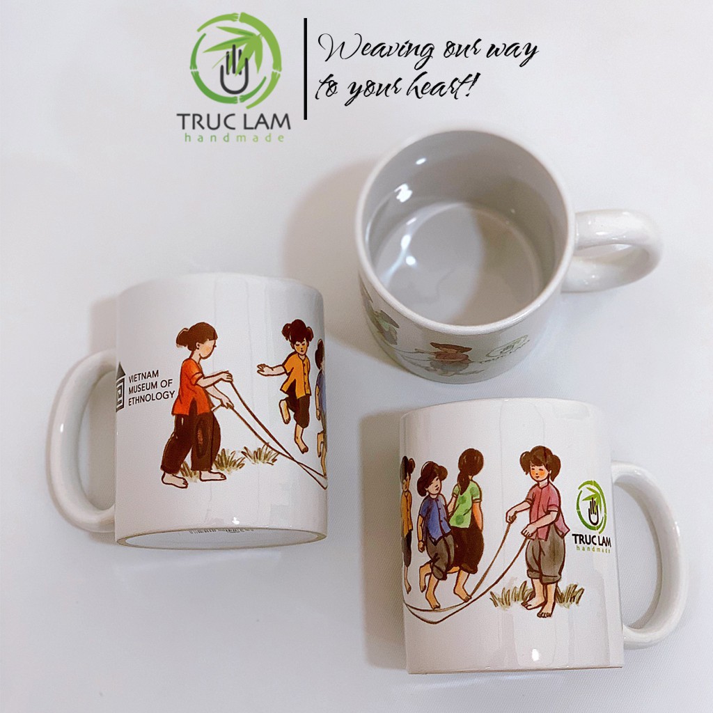 Cốc Uống Nước Có Quai Cầm Chất Liệu Sứ Bát Tràng In Hình Trò Chơi Dân Gian - Nhảy Dây - Trúc Lâm Handmade