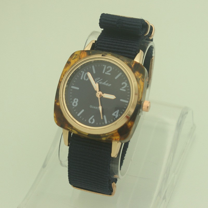 Đồng hồ đeo tay Cặp đôi nam và nữ Douyin mặt vuông Quartz