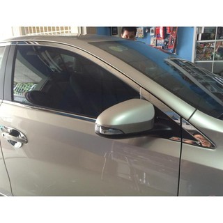 Nẹp chân kính và viền cong inox theo xe Toyota Vios 2014-2017