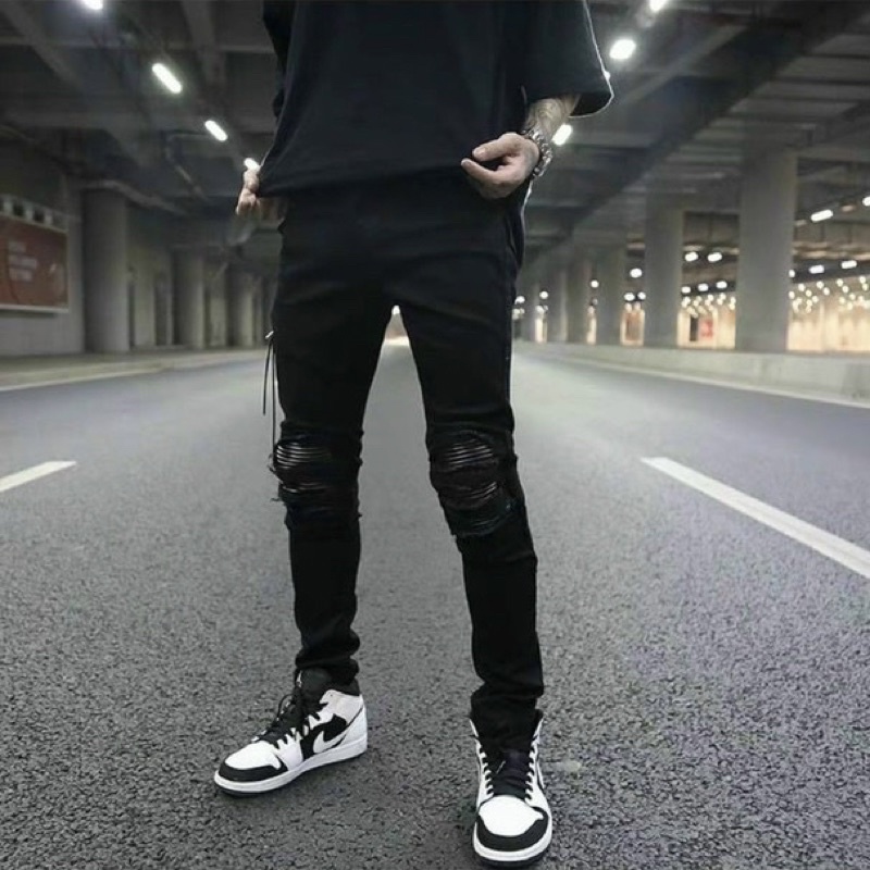 Quần Amiri Bò Nam Rách Gối Vá Da Nhăn Thêu Khoá Viền QJ147P