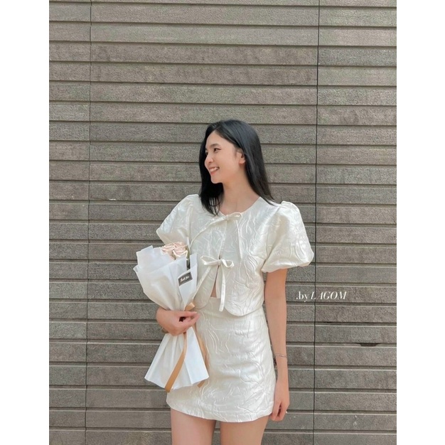 SET ÁO TRẮNG HOA NỔI CỘT DÂY THẮT NƠ + CHÂN VÁY