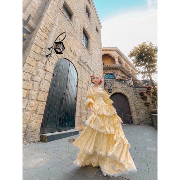 Đầm kate maxi caro vàng cổ vuông tay lửng bèo tầng phối ren