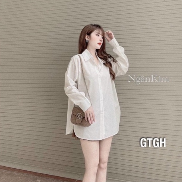 Áo sơ mi form rộng xẻ vạt
