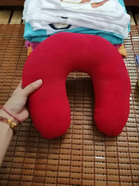 Thanh lý gối tựa cổ màu đỏ như mẫu 40k