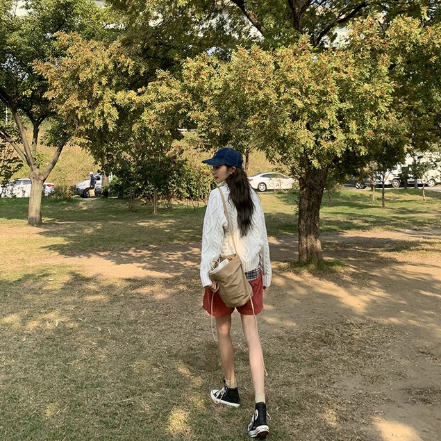 Quần ngắn IELGY lưng cao vải phối nhung thời trang cá tính cho nữ