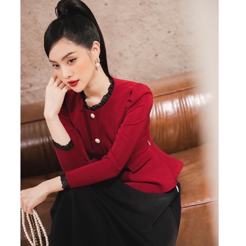 Áo dài tay dáng peplum chất nhung mềm mịn phần cổ và tay áo có phối ren hai màu đen và trắng