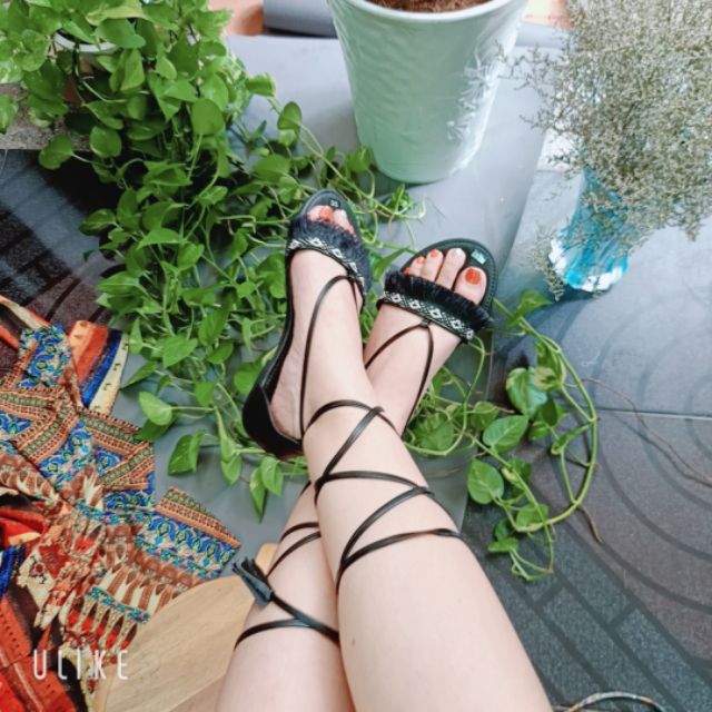 Giày sandal thổ cẩm buộc dây màu đen phong cách boho