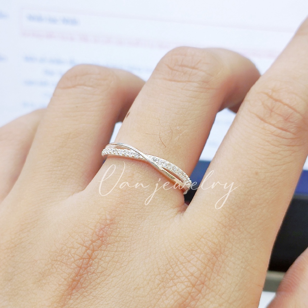 Nhẫn bạc Nhẫn Basic đan sóng nạm đá trắng nhỏ Van Jewelry V10740