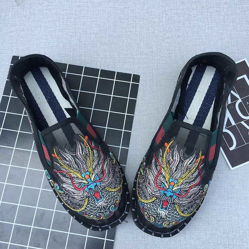 Giày Lười Vải Lưới Đục Lỗ Thoáng Khí Thêu Hình Ma Độc Đáo