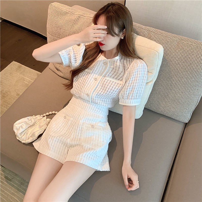 Set áo tay phồng đính khuy ngọc trai + quần short tiểu thư nữ tính