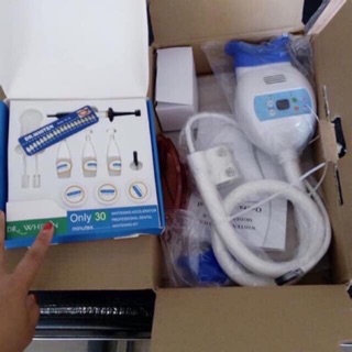 Bộ tẩy trắng răng gồm đèn và thuốc tẩy tặng kèm banh môi và kính