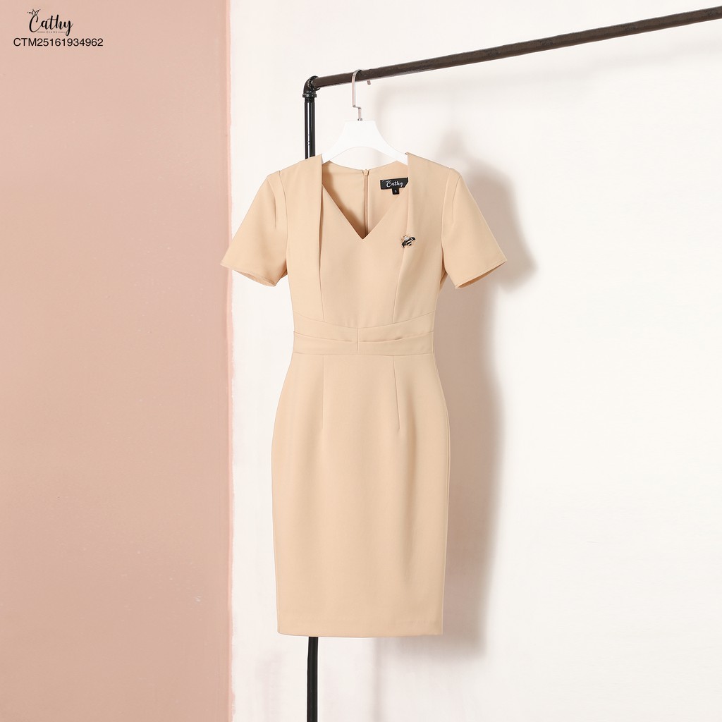 Đầm bút chì Cathy Clans cổ  phủ V nhọn - kem + cài áo