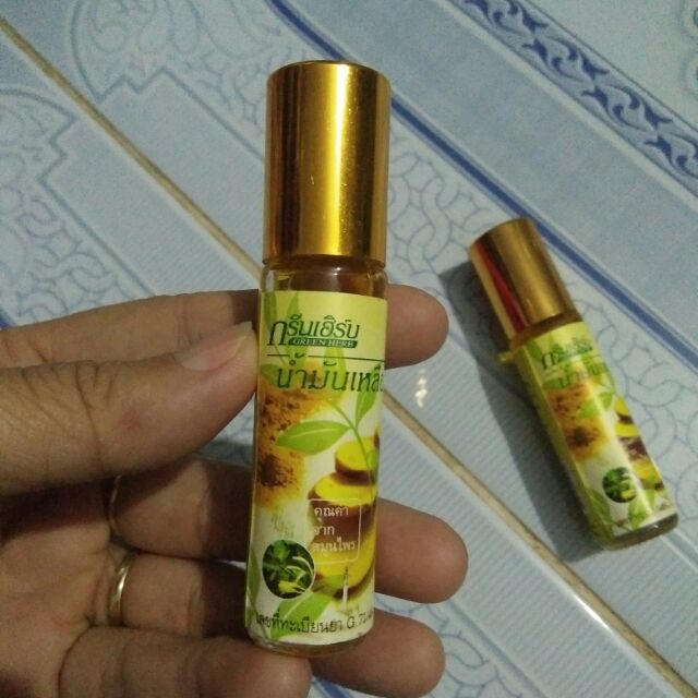 Dầu nghệ dạng nước màu vàng, nút lăn. Chuyên trị nhức đầu, chóng mặt , đau bụng, say tàu xe,.....chai dạng nhỏ rất tiện