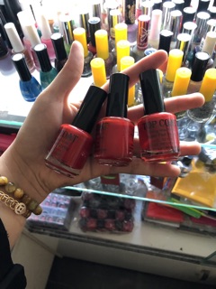 Nước sơn móng màu đỏ mau khô