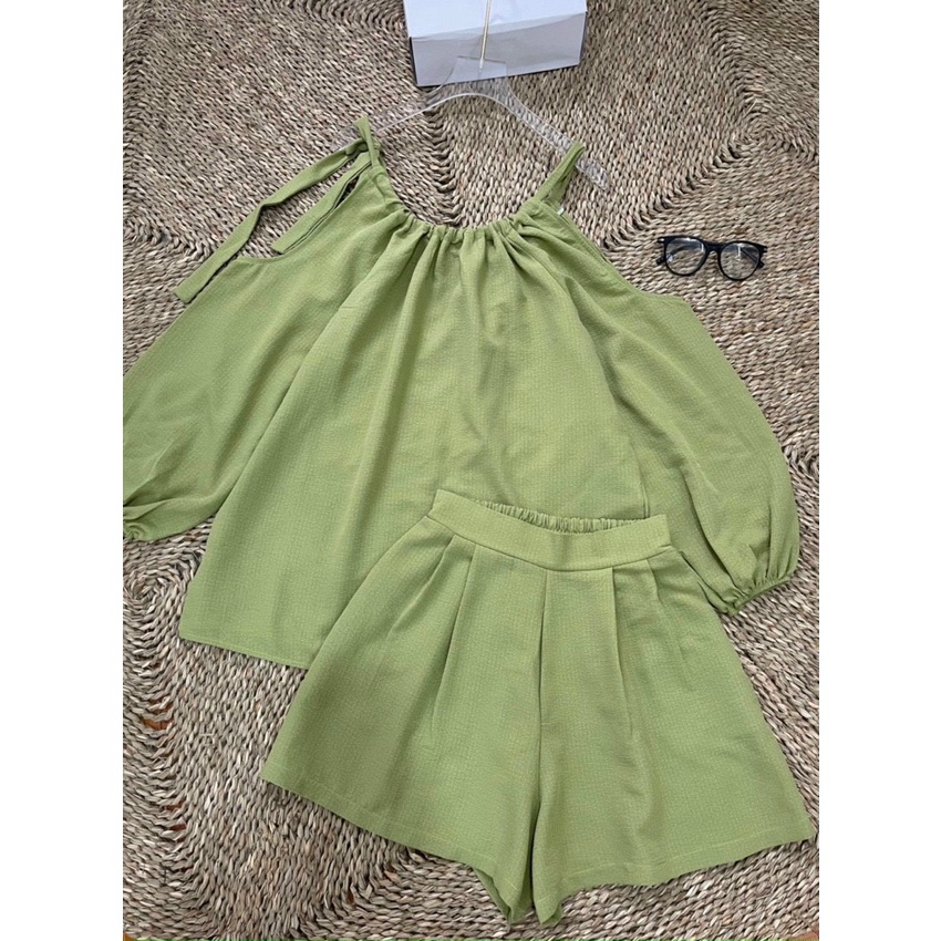 Bộ đũi áo tay phồng trễ vai thiết kế xếp ly kết hợp quần đùi mùa hè cho nữ | BigBuy360 - bigbuy360.vn