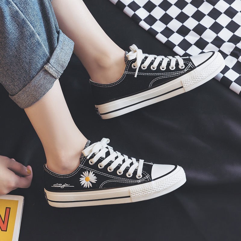 [LOẠI ĐẸP] Giày thể thao hoa cúc chữ kí thấp cổ đế bằng màu đen êm mềm thoáng chân xinh giá rẻ đi học đi chơi đi làm | BigBuy360 - bigbuy360.vn