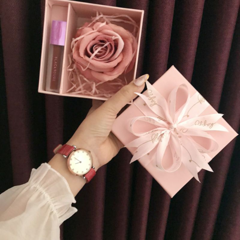 Hộp đựng son kem màu hồng nude kèm hoa