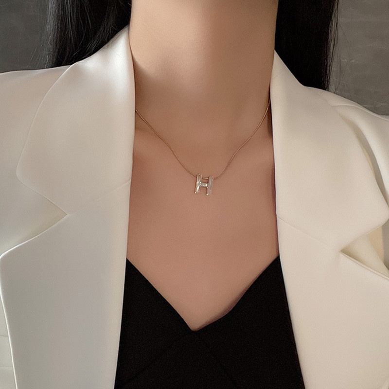 Dây chuyền bằng titan không gỉ mạ vàng 18k mặt chữ H thời trang trẻ trung