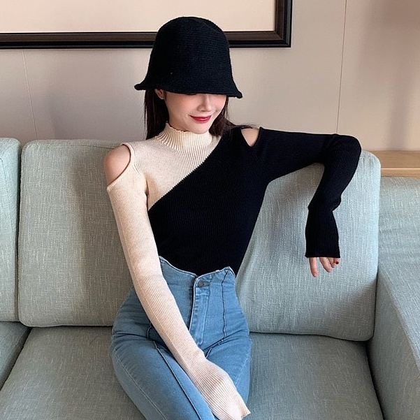 Áo sweater tay dài cổ cao hở vai dáng ôm phối màu tương phản phong cách quyến rũ cho nữ