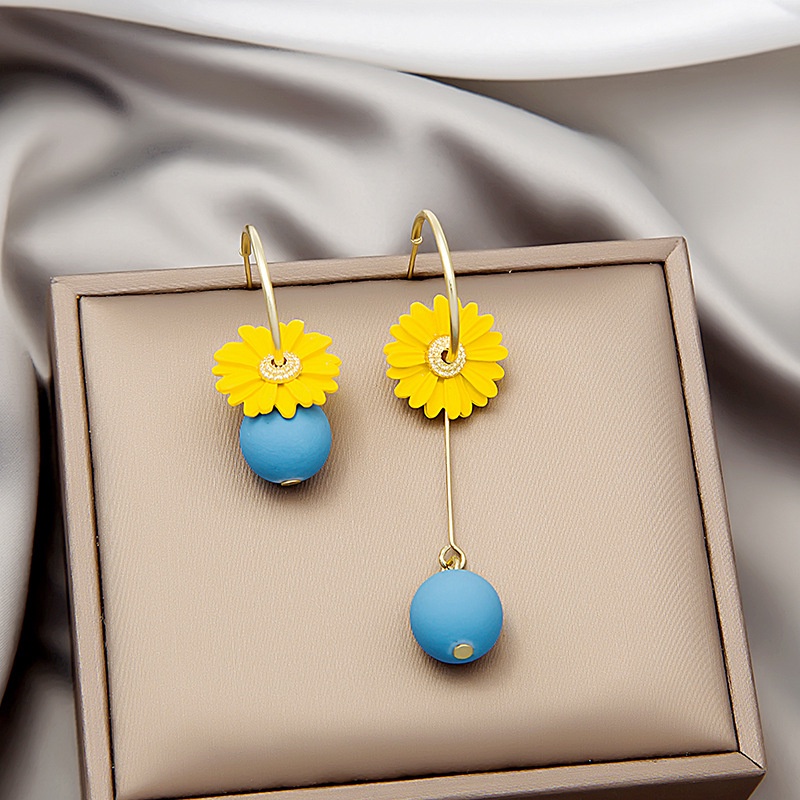 Khuyên Tai Bạc 925 Hình Hoa Cúc Vàng Thiết Kế Không Đối Xứng Hàn Quốc Hàng Mới