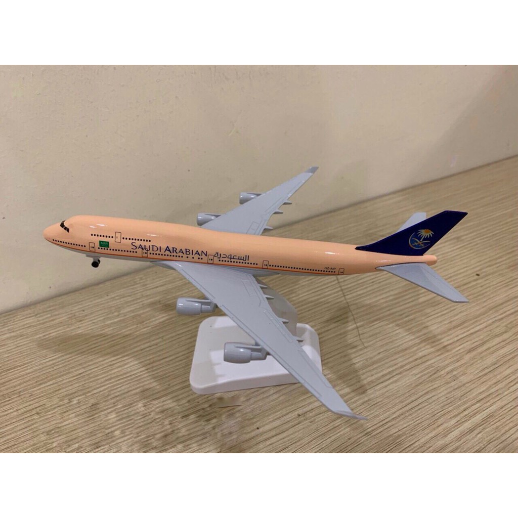 Mô hình máy bay Boeing 777 Saudi Arabian 20cm có bánh xe