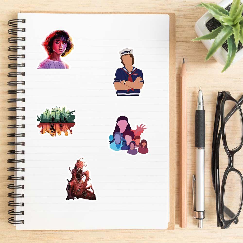 Miếng Dán PVC Chống Nước In Chữ Stranger Things Trang Trí Sổ Tay / Vali / Laptop