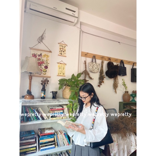Áo sơmi nữ cách điệu màu trắng và xanh cổ vịt xẻ vạt phía sau phối cùng quần jeans-âu Wepretty Clothes | BigBuy360 - bigbuy360.vn