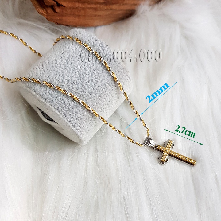 Dây chuyền thánh giá bạc xen vàng.