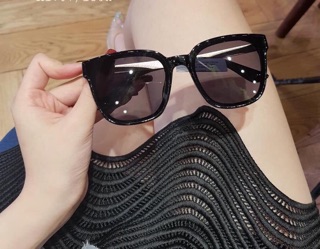 Kính v hot