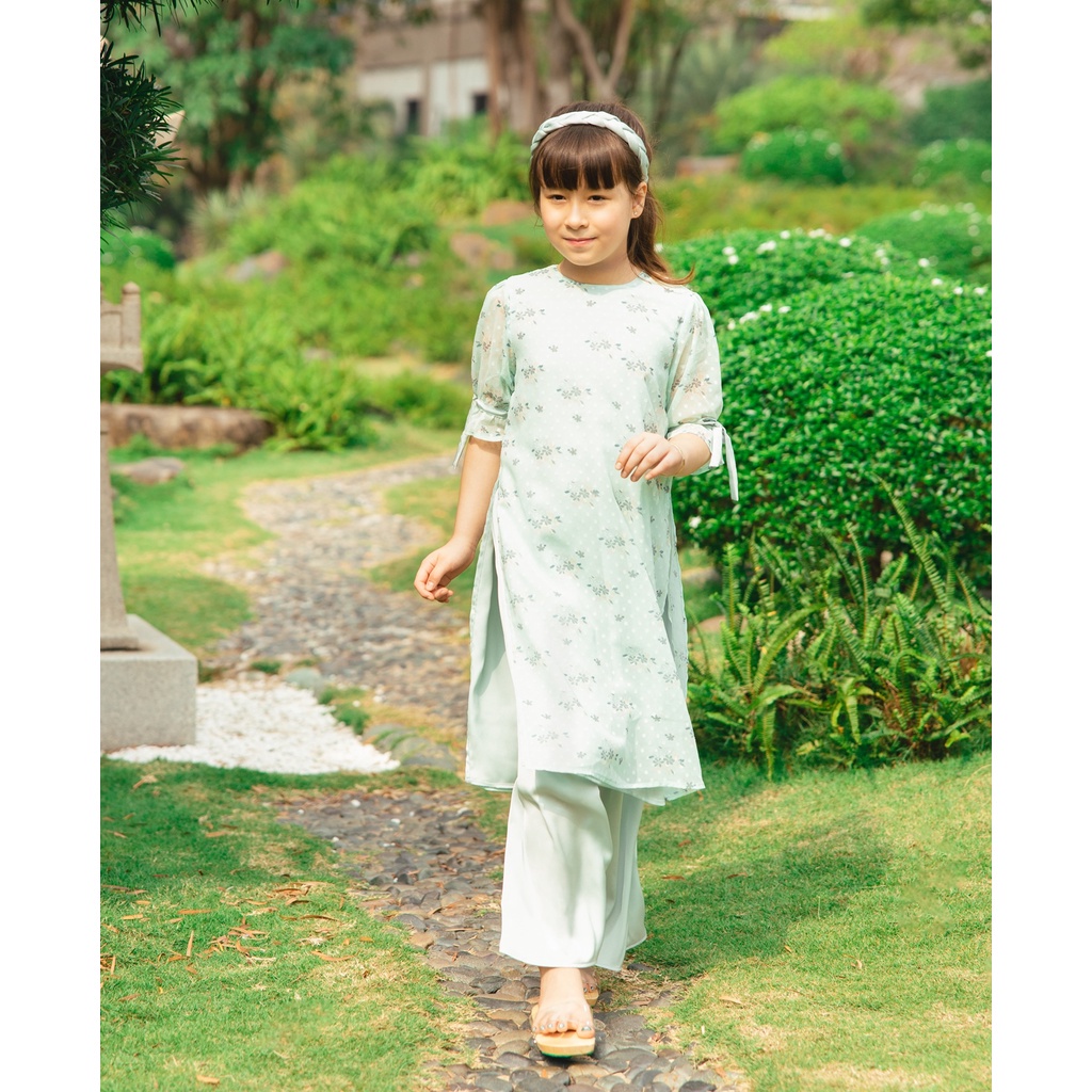 ▦Áo dài cho bé gái BYZU kiểu cách tân 4 tà cổ tròn, chất voan lụa hoa nhí màu xanh, size 1-10 tuổi, từ 10kg-40kg
