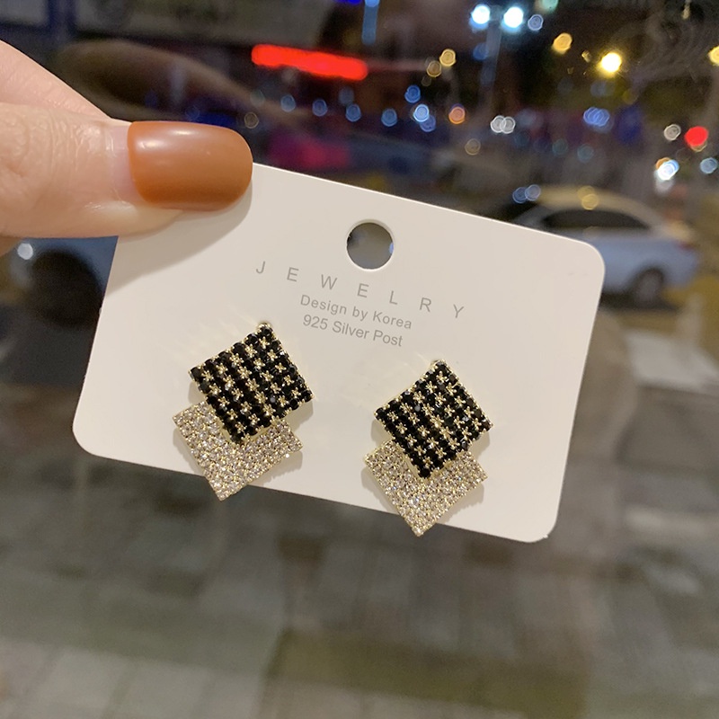 Bông Tai Đính Kim Cương Giả Màu Trắng Đen Phong Cách Hàn Quốc