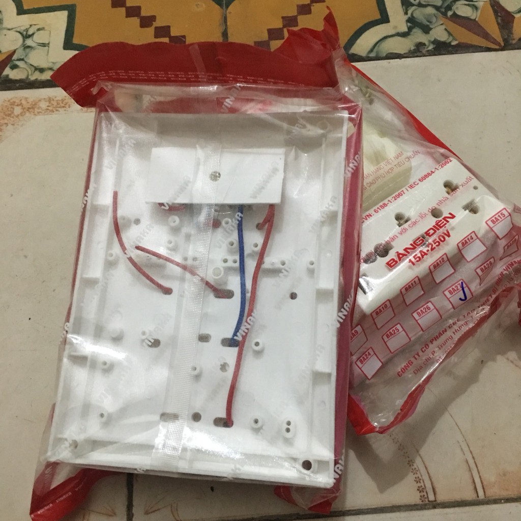 Bảng điện nổi B27 VINAKA, bảng điện lắp sẵn 1 ổ cắm điện 3 chấu + 2 công tắc + 1 cầu chì, nhựa ABS bền đẹp, chống va đập