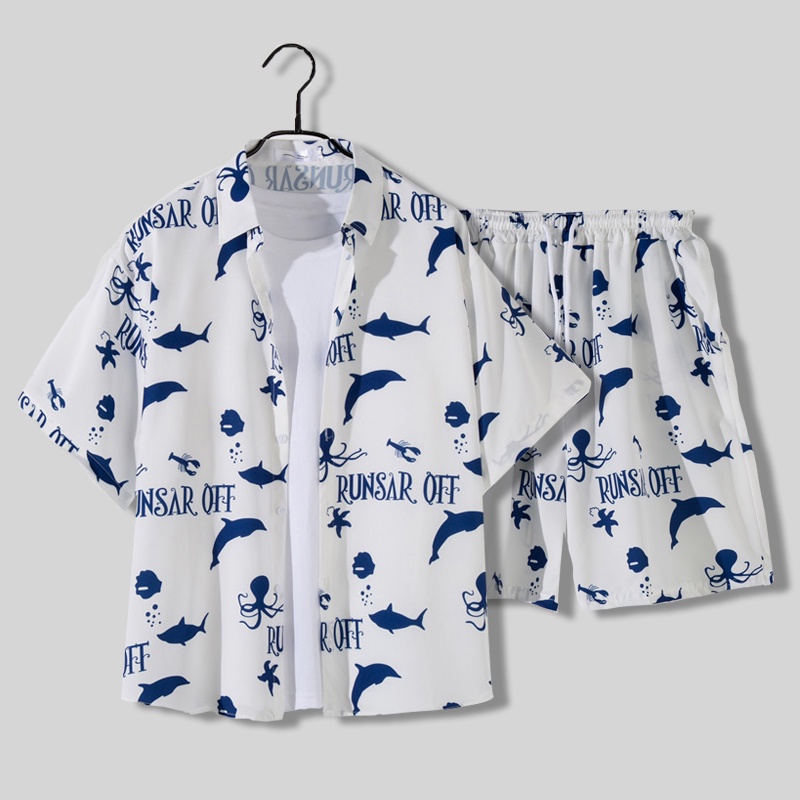 Set đồ đi biển gồm áo tay ngắn in họa tiết và quần lửng dáng rộng phong cách Hawaii cho nam (có bán lẻ)